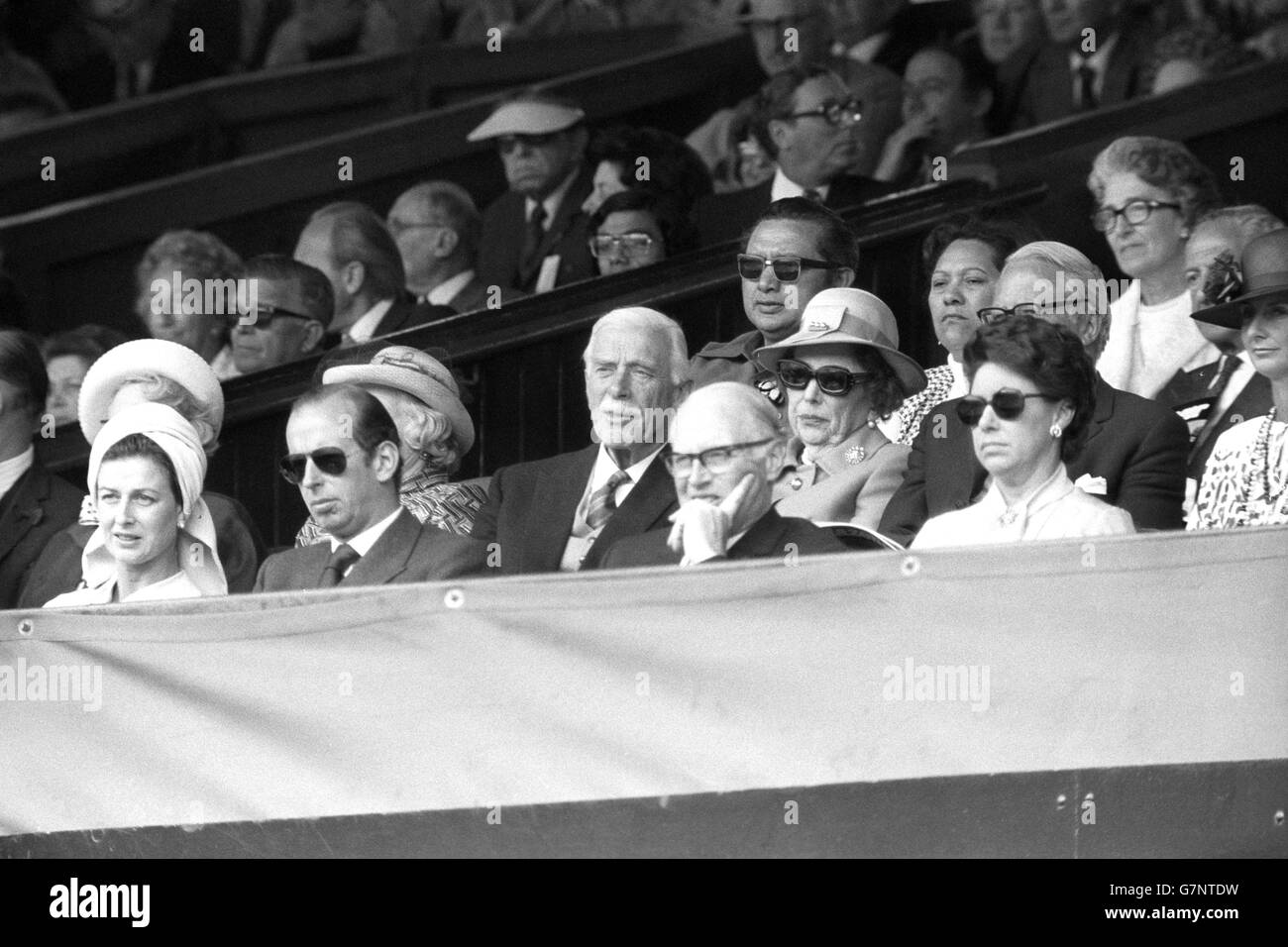 La principessa Alexandra di Kent, il principe Edward, Duca di Kent (occhiali scuri) e la principessa Margaret (all'estrema destra negli occhiali scuri) partecipano alla finale di Wimbledon Men's Single. Foto Stock
