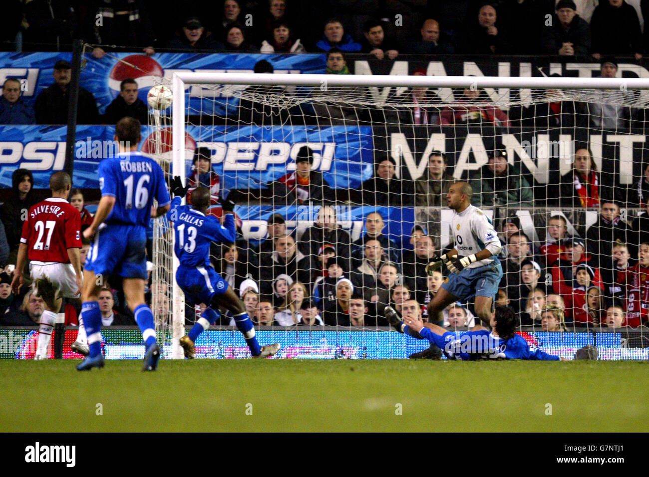 Damien Duff di Chelsea (fuori dalla foto) Segna il loro secondo gol come la palla eludes Manchester United Portiere Tim Howard Foto Stock