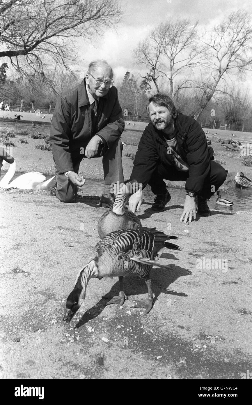 News - Sir Peter Scott e Bill Oddie - Slimbridge Wildfowl Trust Foto Stock