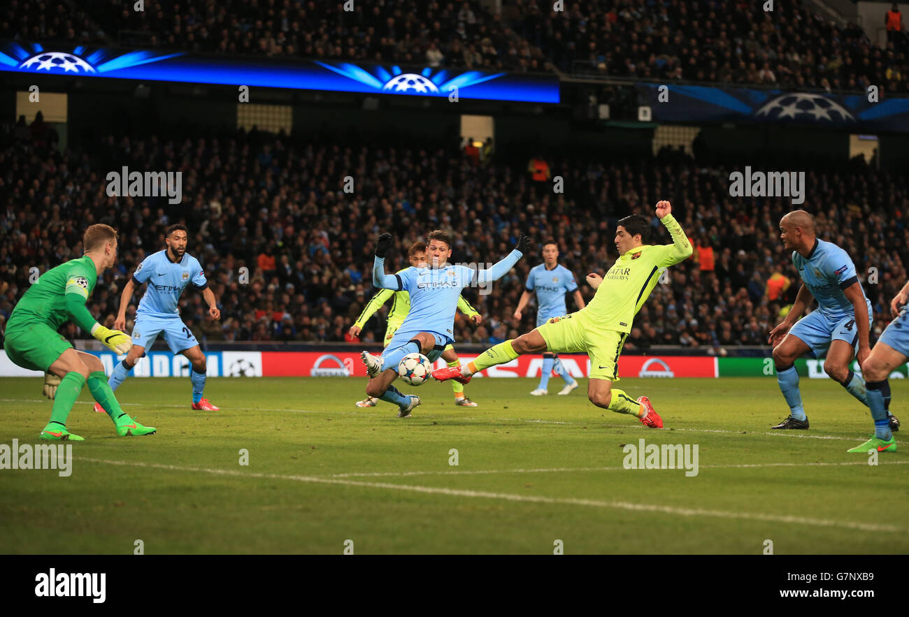 Luis Suarez di Barcellona segna il secondo gol del suo fianco durante la partita UEFA Champions League, Round of 16 all'Etihad Stadium di Manchester. Foto Stock