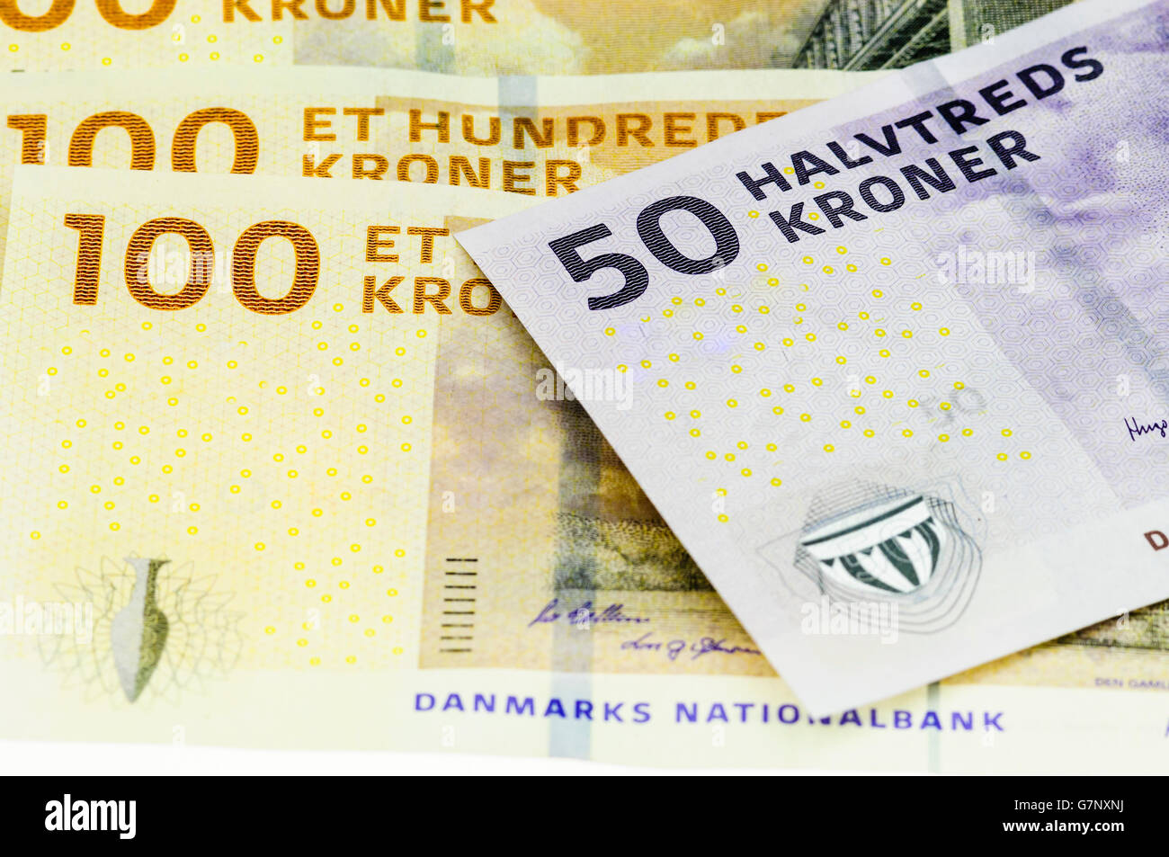 Pila di danese 100 e 50 corone note Foto Stock