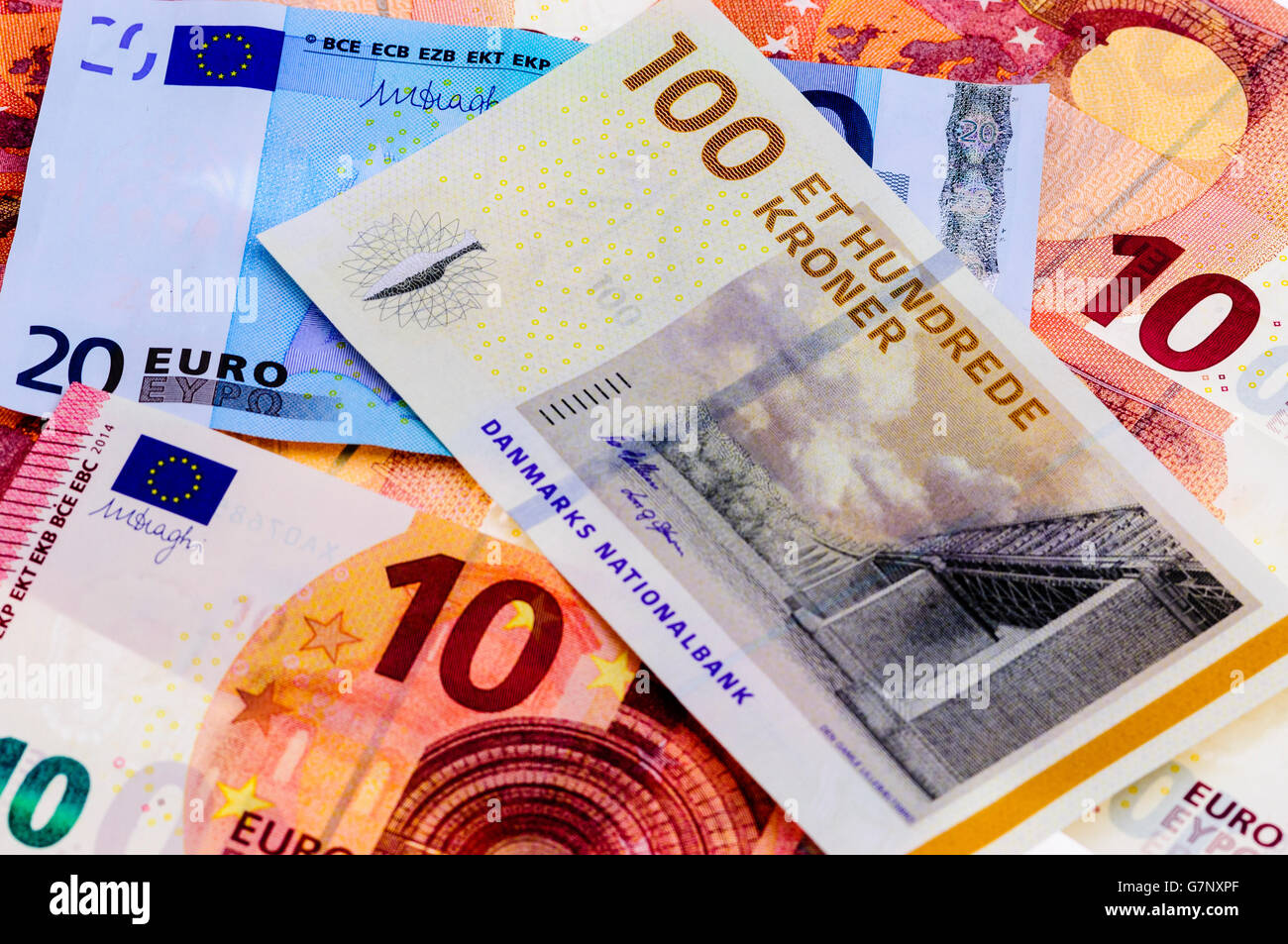 Un danese 100 Kroner nota si siede sulla parte superiore del 10 e 20 le banconote in euro Foto Stock