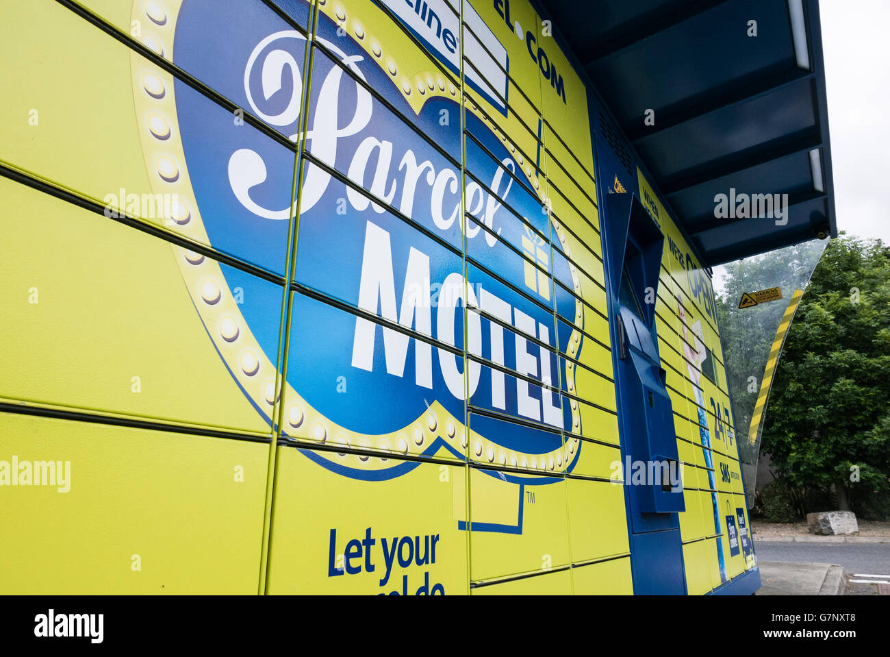 Parcel Motel, un sistema automatico di stoccaggio per la consegna di pacchi e la raccolta in Irlanda particolarmente popolare per lo shopping online Foto Stock