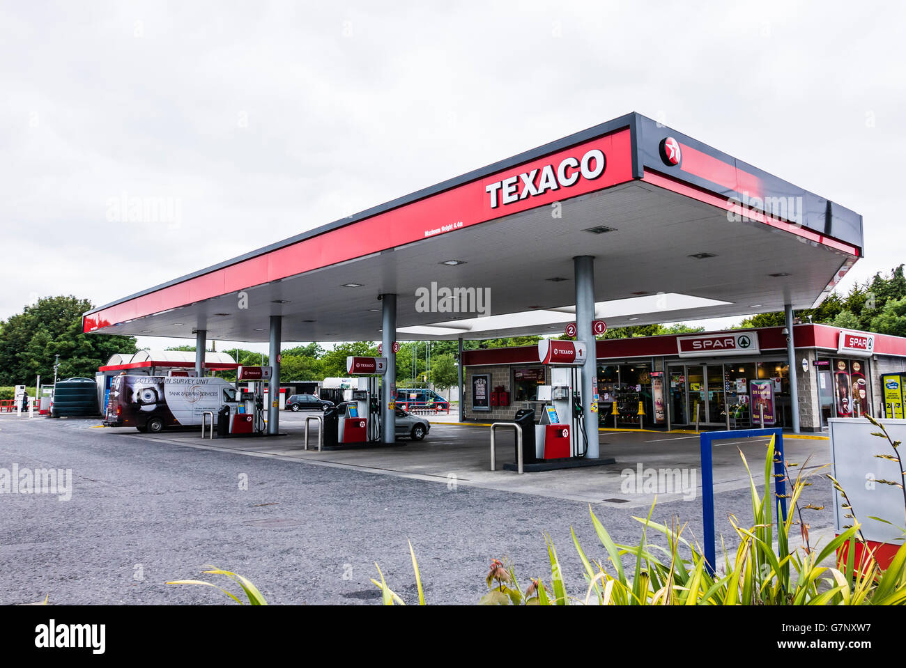 Texaco garage e il piazzale antistante con un negozio Spar, spade, Dublino. Foto Stock