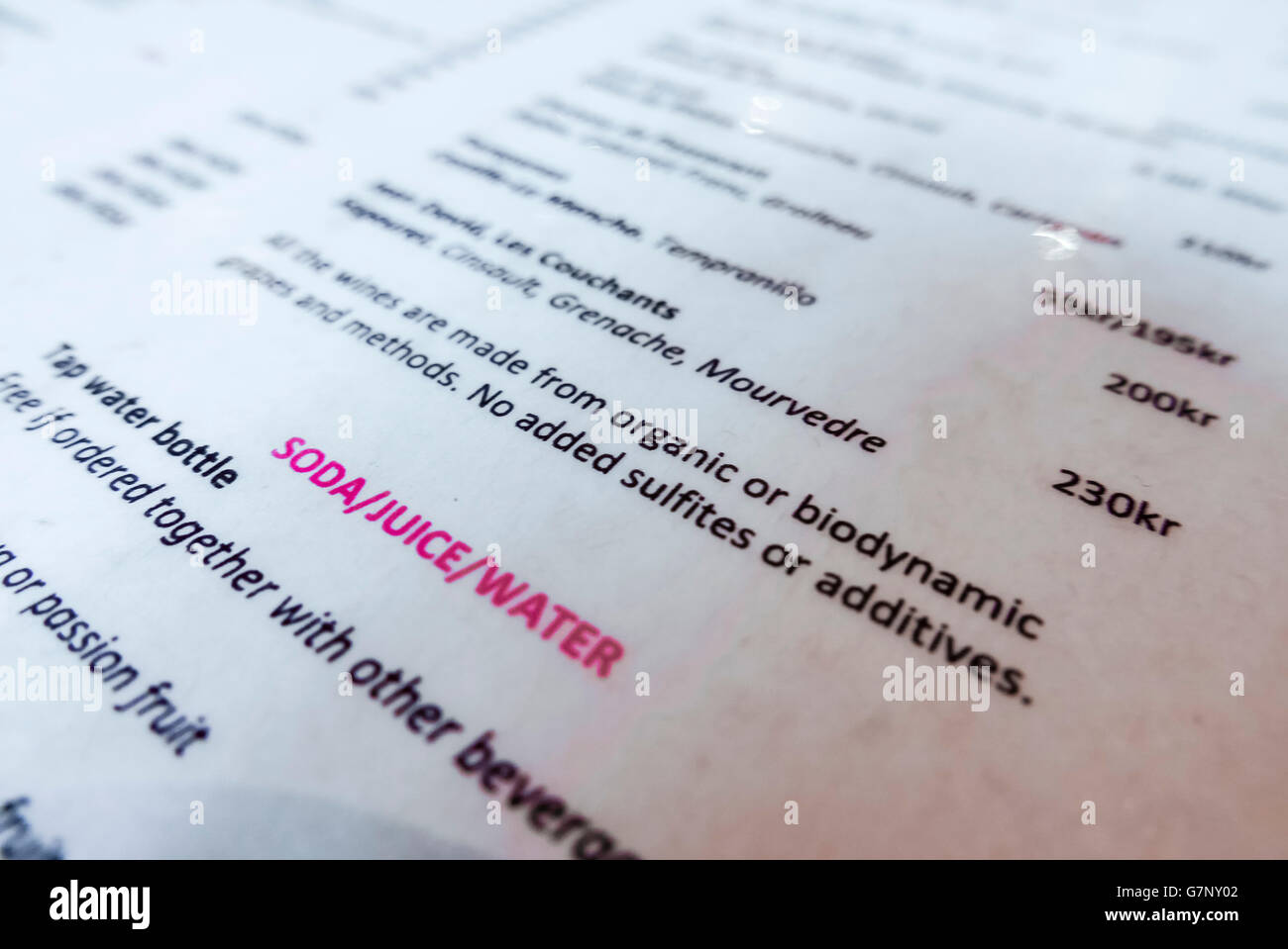 Menu dei vini in un ristorante con informazioni che tutti i loro vini sono organici o biodinamiche, senza aggiunta di solfiti o additivi Foto Stock