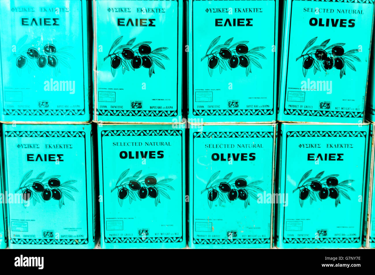 Grandi contenitori metallici di olio d'oliva greco. Foto Stock