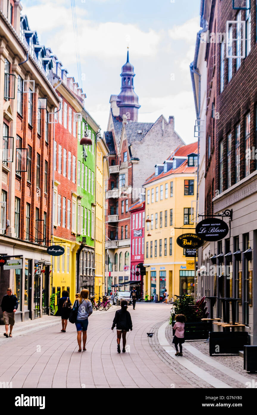 Strada di Copenhagen con i suoi edifici colorati. Foto Stock