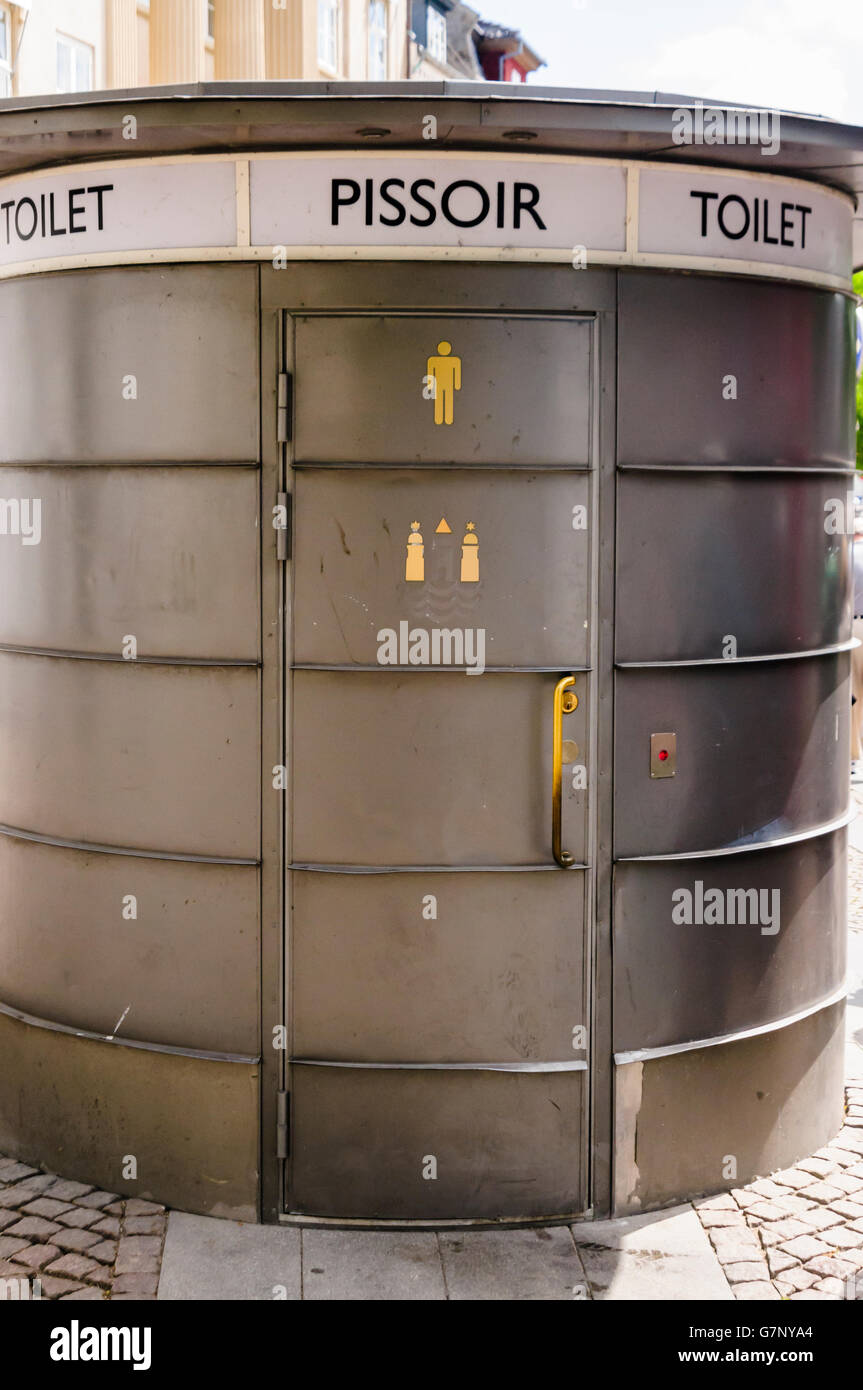 Servizi igienici pubblici con un separato orinatoio (pissoir) per gli uomini.# Foto Stock