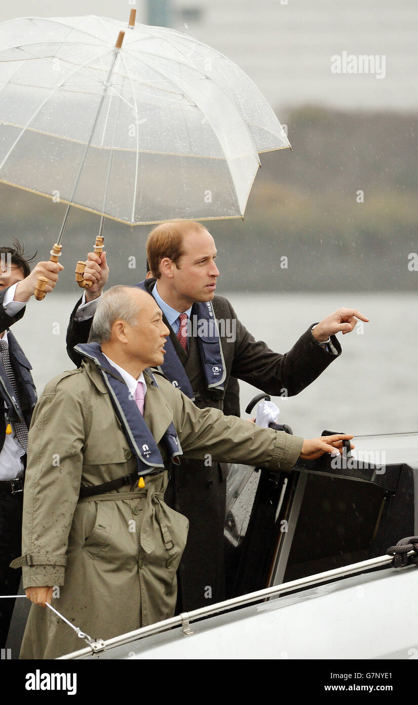 Il Duca di Cambridge si erge con il Sig. Yoichi Masuzoe, Governatore del Governo Metropolitano di Tokyo, sulla poppa di una barca, mentre egli visita l'area della Baia di Tokyo, direttamente dall'arrivo all'aeroporto internazionale di Tokyo, all'inizio della sua visita di tre giorni in Giappone. Foto Stock