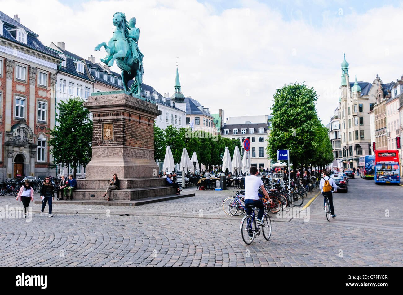 Statua di Absalon, un guerriero vescovo Cavaliere che fu il fondatore di Copenhagen, a cavallo a Højbro Plads, Copenhagen, Danimarca Foto Stock