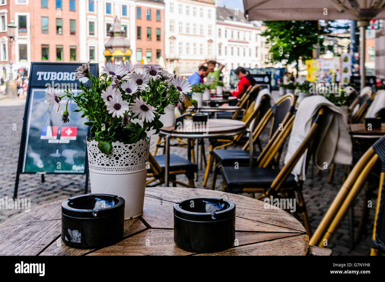 I tavoli fuori un bar di Copenhagen, Danimarca. Foto Stock