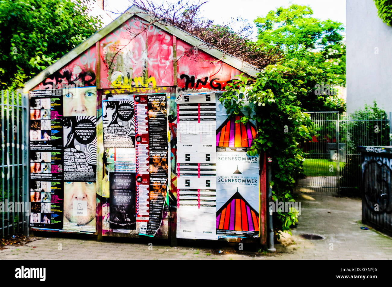 Manifesti pubblicitari su un vecchio garage di Copenhagen, Danimarca. Foto Stock Manifesti pubblicitari su un vecchio garage di Copenhagen, Danimarca. Foto Stock