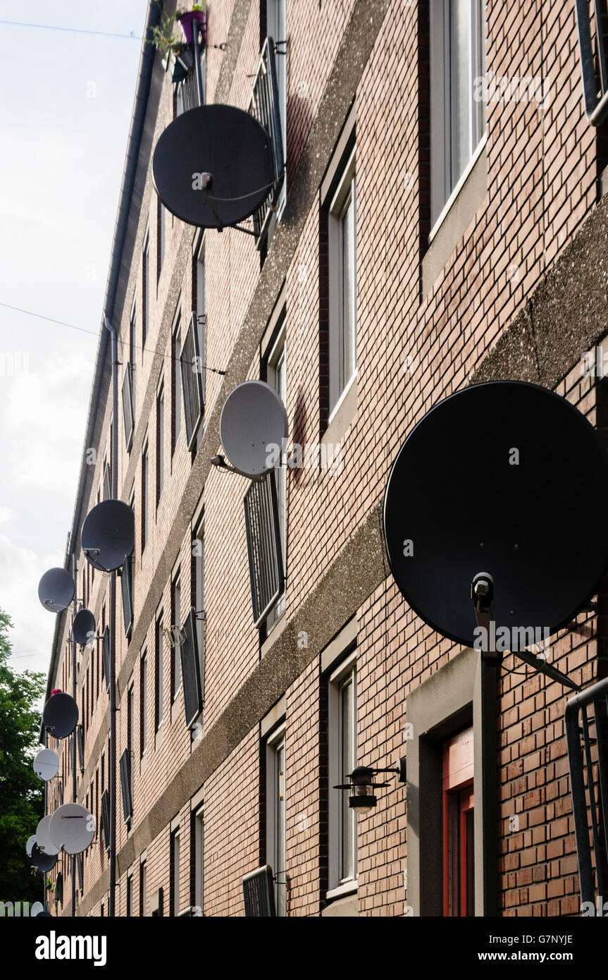 Antenne satellitari su una parete di un edificio di appartamenti a Copenhagen, in Danimarca. Foto Stock