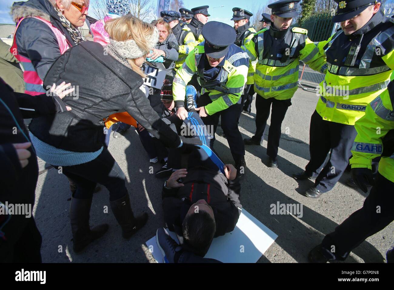 I manifestanti contro l'acqua si scontrano con Gardai come Taoiseach Enda Kenny e il Ministro dell'occupazione Richard Bruton arrivano oggi a Bristol-Myers Squibb a Dublino per un annuncio di investimento. Foto Stock