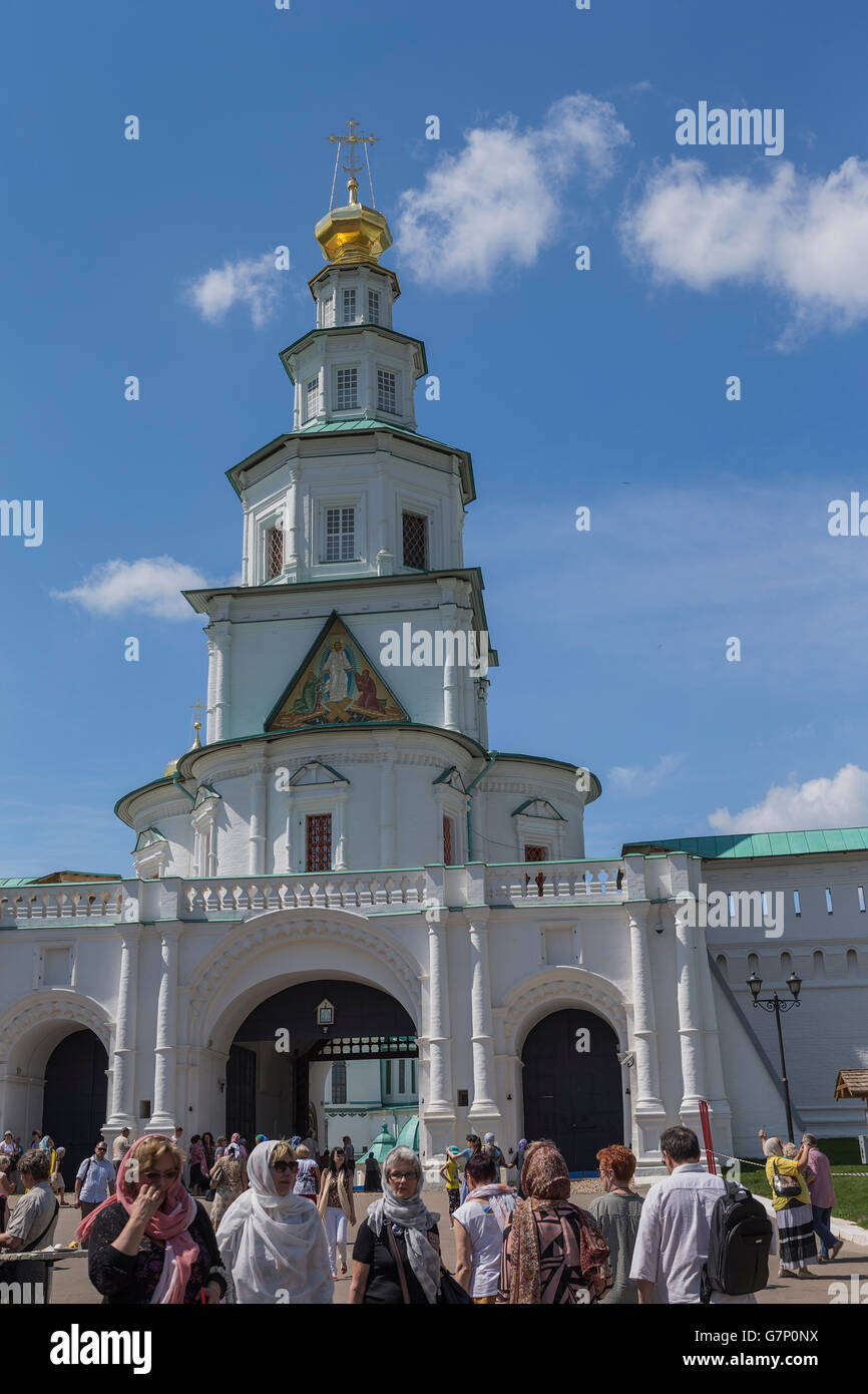 Pellegrini e turisti visitano la Chiesa dell'Ascensione al Voskresensky Nuova Gerusalemme Monastero, Russia Foto Stock