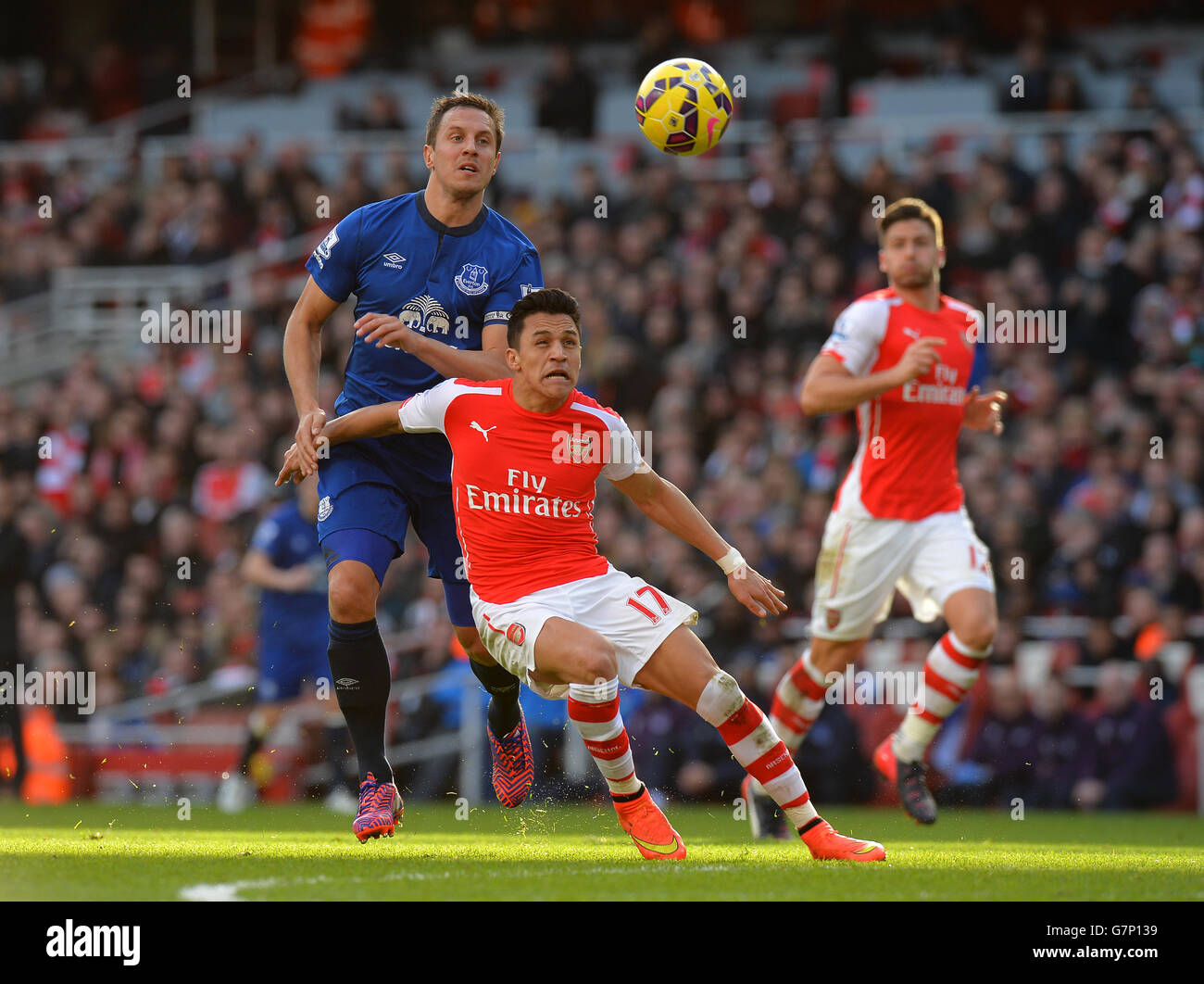 Alexis Sanchez dell'Arsenal è affrontato da Phil Jagielka di Everton durante la partita della Barclays Premier League all'Emirates Stadium di Londra. PREMERE ASSOCIAZIONE foto. Data immagine: Domenica 1 marzo 2015. Guarda la storia dell'arsenale DI CALCIO della PA. Il credito fotografico dovrebbe essere: Tony Marshall/PA Wire. Foto Stock