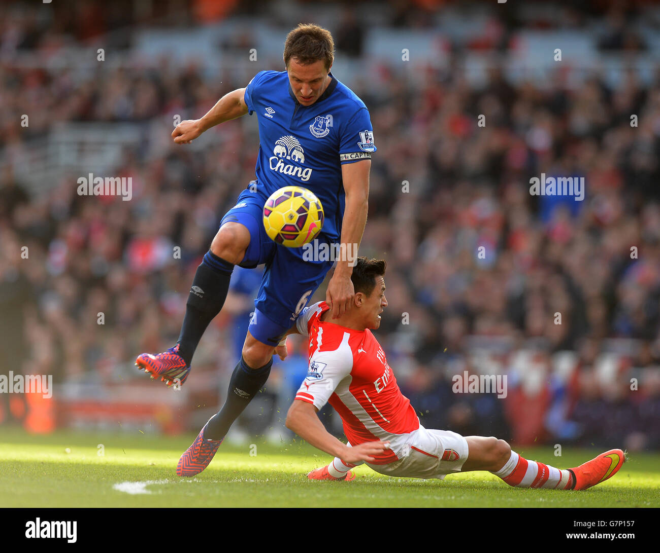 Alexis Sanchez dell'Arsenal è affrontato da Phil Jagielka di Everton durante la partita della Barclays Premier League all'Emirates Stadium di Londra. PREMERE ASSOCIAZIONE foto. Data immagine: Domenica 1 marzo 2015. Guarda la storia dell'arsenale DI CALCIO della PA. Il credito fotografico dovrebbe essere: Tony Marshall/PA Wire. Foto Stock
