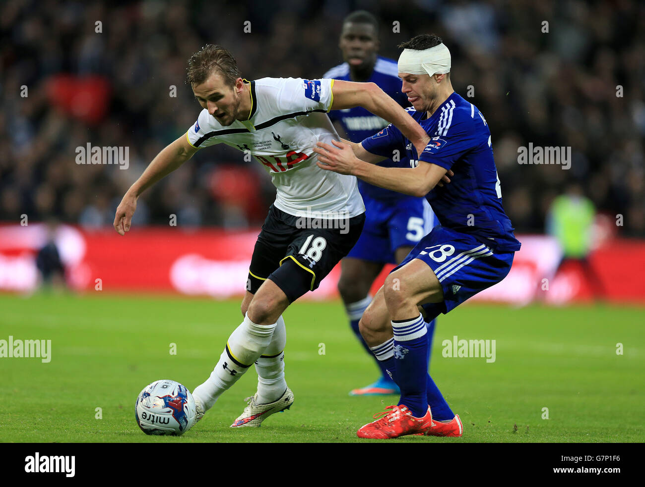 Harry Kane di Tottenham Hotspur combatte per la palla con Chelsea Cesar Azpilicueta Foto Stock