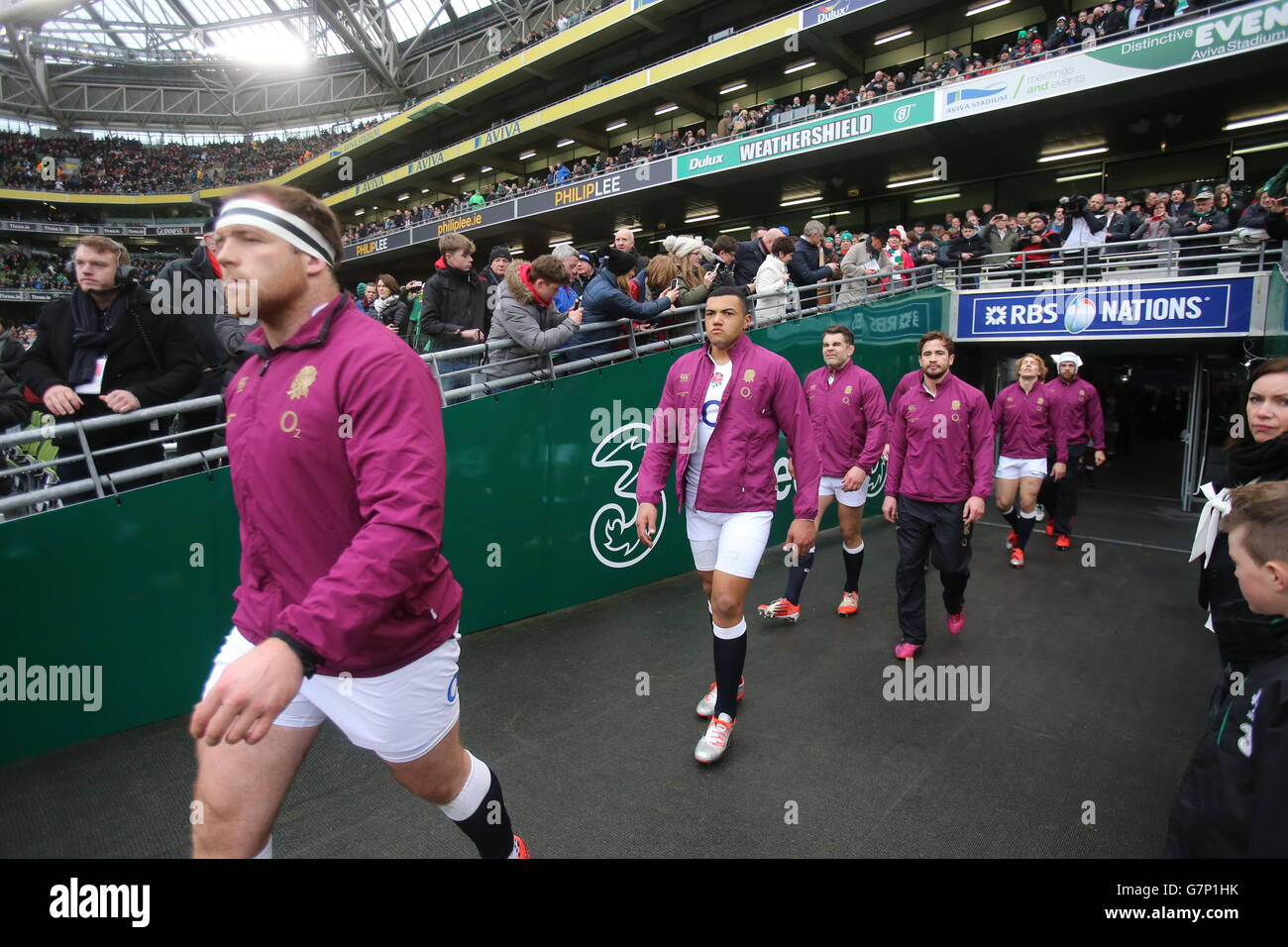 I giocatori inglesi escono dal tunnel prima della partita durante la partita delle sei Nazioni RBS all'Aviva Stadium di Dublino. PREMERE ASSOCIAZIONE foto. Data foto: Domenica 1 marzo 2015. Vedi la storia della PA RUGBYU Irlanda. Il credito fotografico deve essere: Niall Carson/PA Wire. RESTRIZIONI: Solo per uso editoriale. Nessun uso commerciale o promozionale senza il preventivo consenso dell'IRFU. Nessuna modifica o documentazione. Per ulteriori informazioni si prega di chiamare il numero +44 (0)115 8447447. Foto Stock