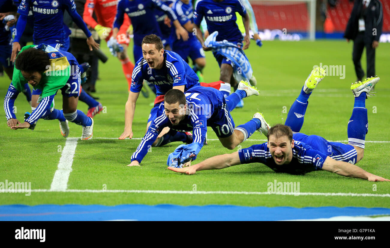 Willian di Chelsea, Nemanja Matic (seconda a sinistra), Eden Hazard e Branislav Ivanovic di Chelsea (destra) si tuffano in campo mentre festeggiano la loro vittoria Foto Stock