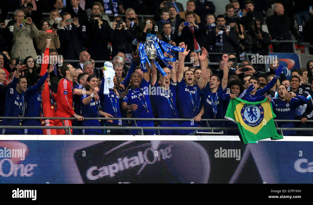 John Terry e Didier Drogba di Chelsea hanno conquistato il trofeo finale della Capital One Cup a Wembley, Londra. PREMERE ASSOCIAZIONE foto. Data immagine: Domenica 1 marzo 2015. Guarda la storia della PA DI CALCIO finale. Il credito fotografico dovrebbe essere: Nick Potts/PA Wire. Foto Stock