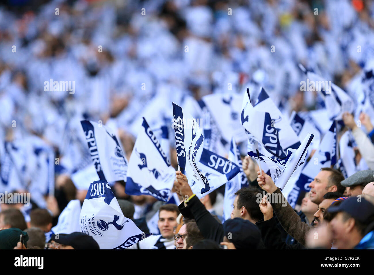 Calcio - Capital One Cup - finale - Chelsea v Tottenham Hotspur - Stadio di Wembley. Una visione generale dei sostenitori di Tottenham Hotspur nella folla che sventolano le loro bandiere a sostegno. Foto Stock