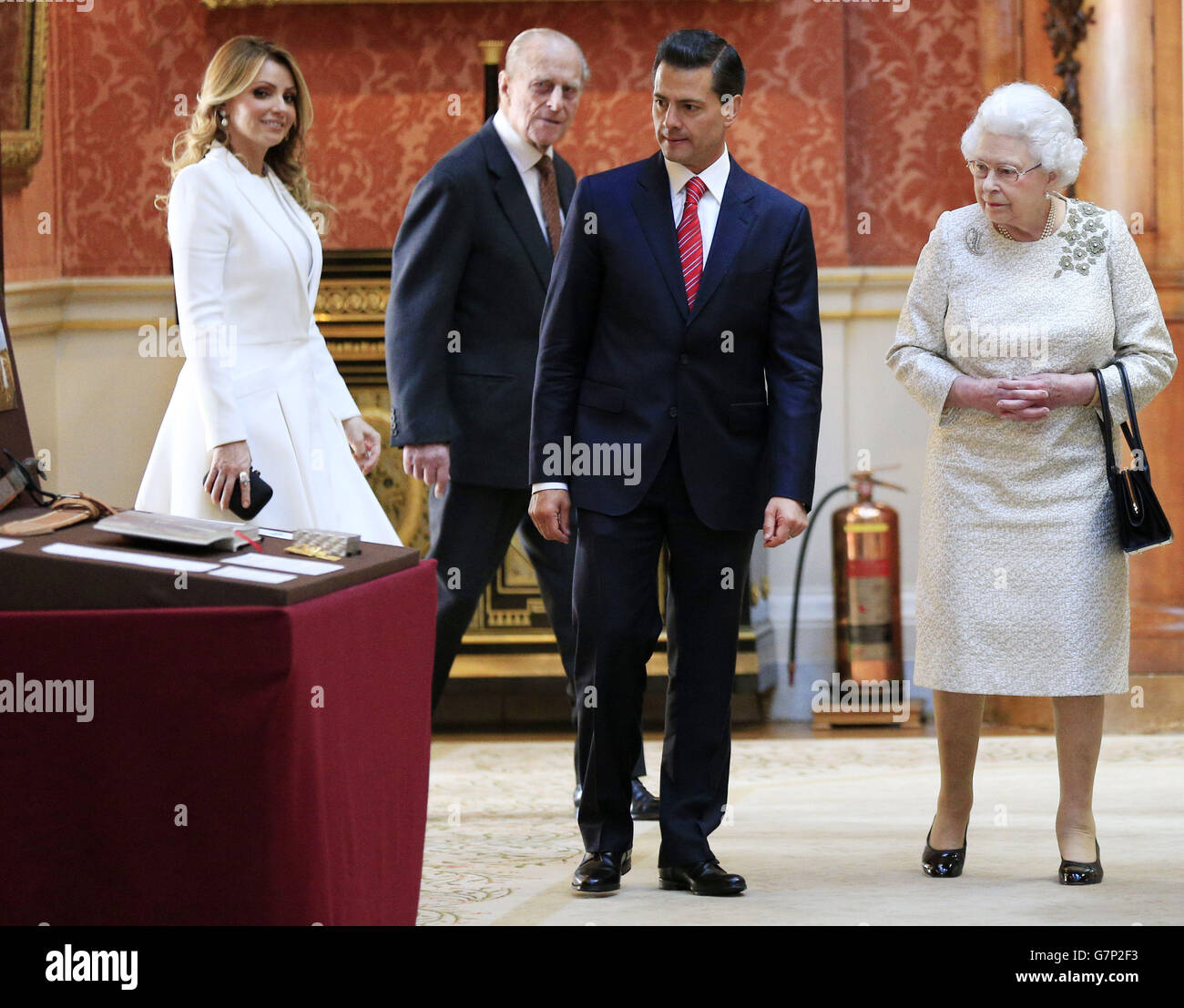 La First Lady of Mexico Angelica Rivera, Duca di Edimburgo, Presidente del Messico Enrique pena Nieto e la Regina Elisabetta II hanno visto una mostra di oggetti messicani nella Royal Collection di Buckingham Palace, Londra, durante la prima di una visita di tre giorni in Gran Bretagna. Foto Stock