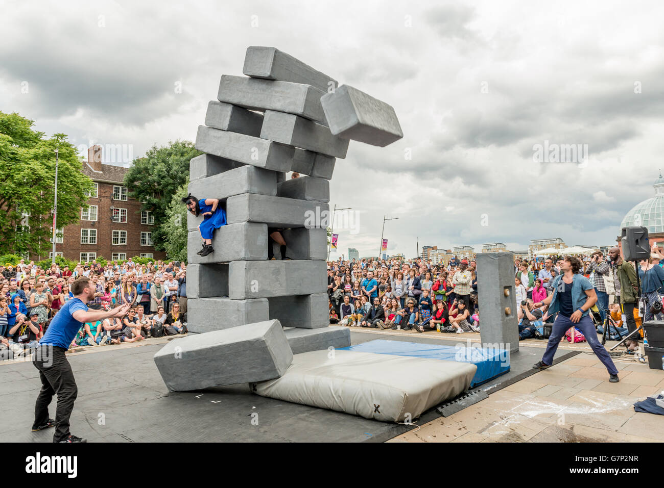 London, Regno Unito - 25 Giugno 2016: Greenwich e Docklands Festival internazionale. Blocco performance di danza da NoFit stato C Foto Stock