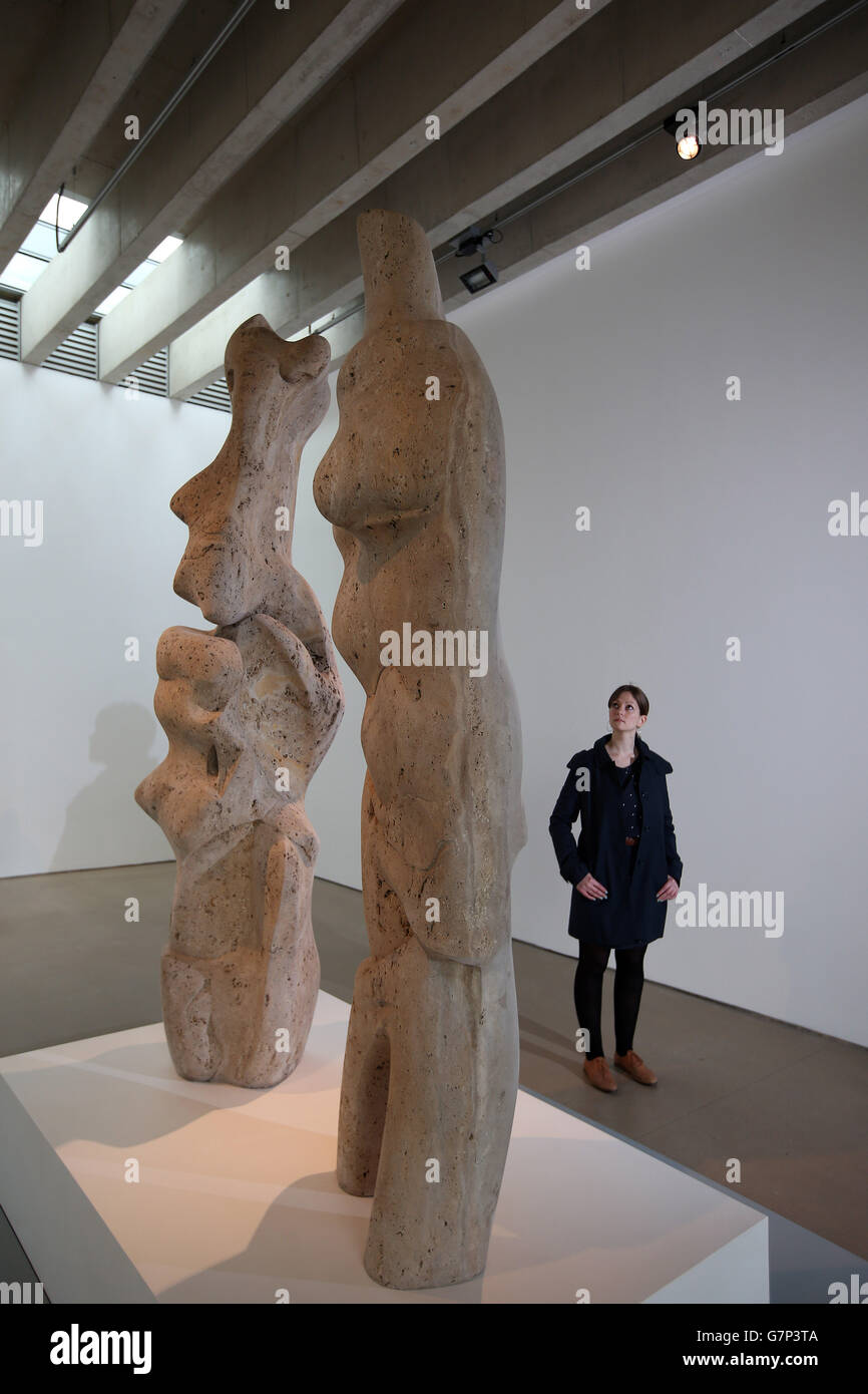 Riprodotto su permesso della Henry Moore Foundation, Kate Robertson guarda le "due figure in piedi" di Henry Moore, che fa parte della mostra Back to Land dello Yorkshire Sculpture Park. Foto Stock