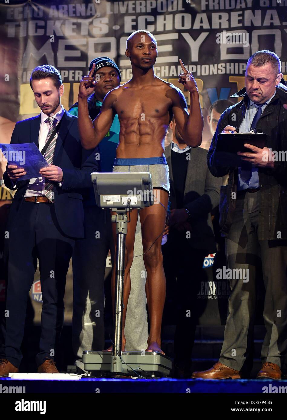 Zolani Tete pesa davanti al campionato mondiale IBF Super-Flyweight contro Paul Butler, all'Epstein Theatre di Liverpool. Foto Stock