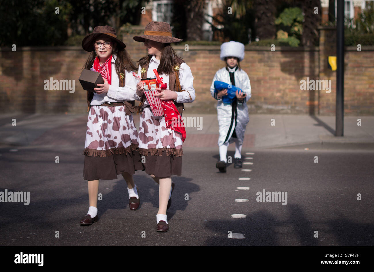 I bambini ebrei ortodossi celebrano il festival di Purim a Stamford Hill nel nord di Londra. Foto Stock