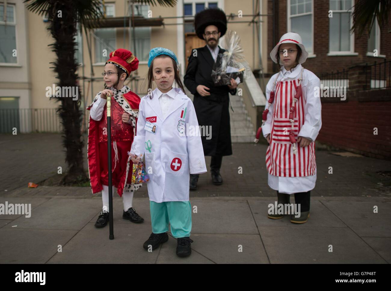 I bambini ebrei ortodossi celebrano il festival di Purim a Stamford Hill nel nord di Londra. Foto Stock