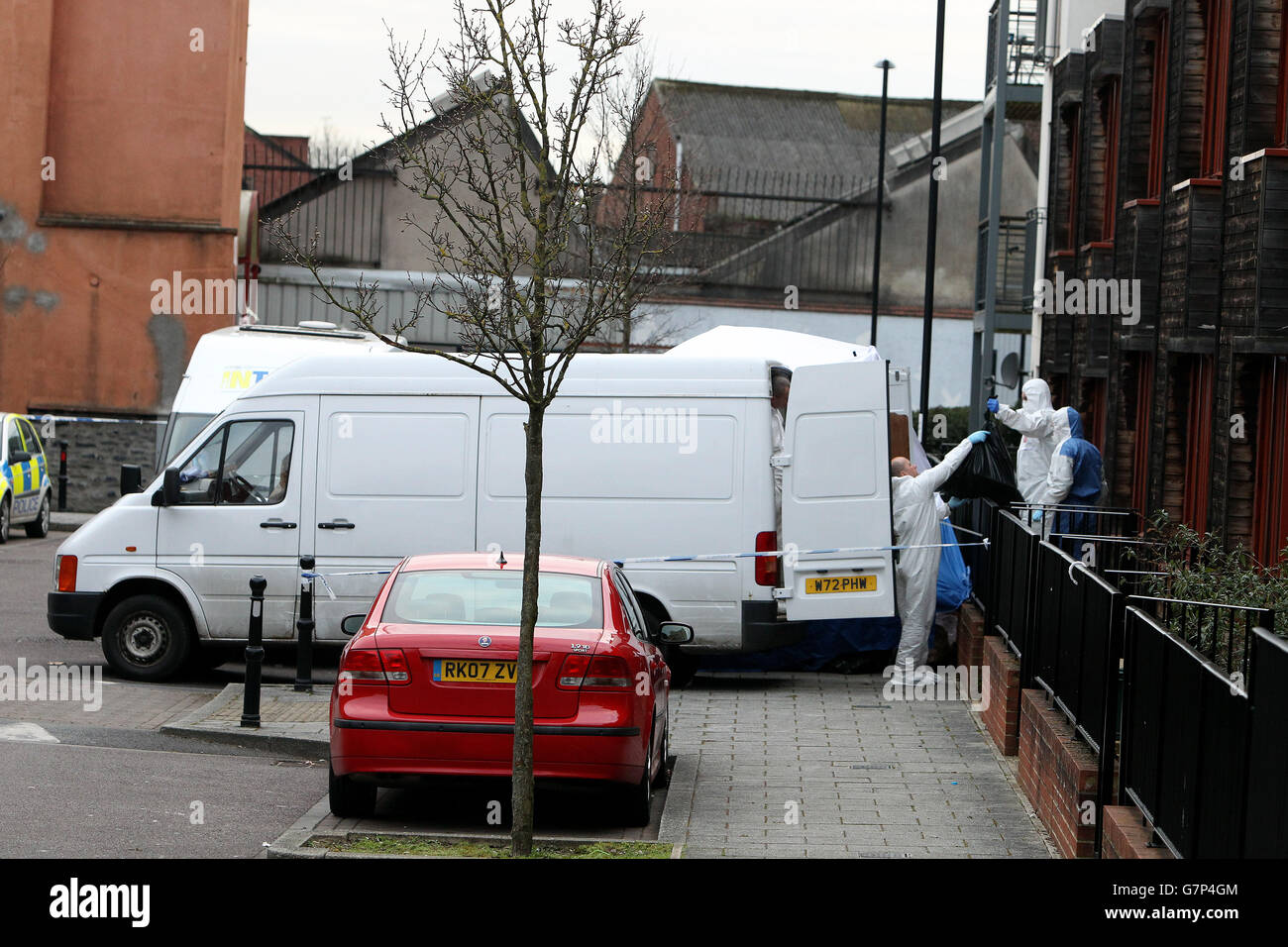 Ufficiali di polizia in abbigliamento forense in una casa in Cotton Mill Lane, Bristol, come Nathan Matthews, 28, il fratellastro di 16 anni Becky Watts è apparso alla corte di Bristol Magistrates, accusato del suo assassinio. Foto Stock