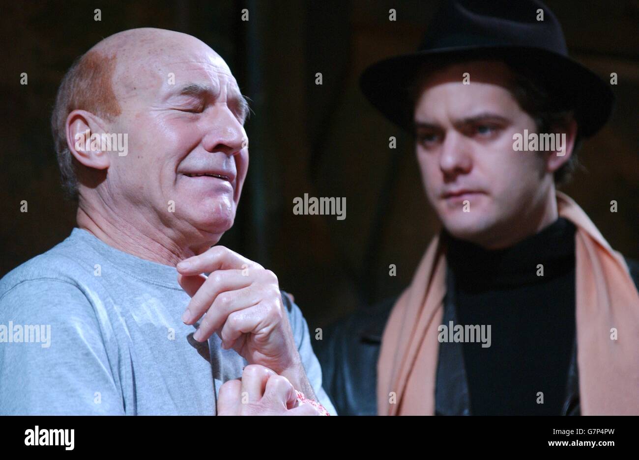 A Life in the Theatre - Photocall - Apollo Theatre. Attori Patrick Stewart (a sinistra) e Joshua Jackson. Foto Stock