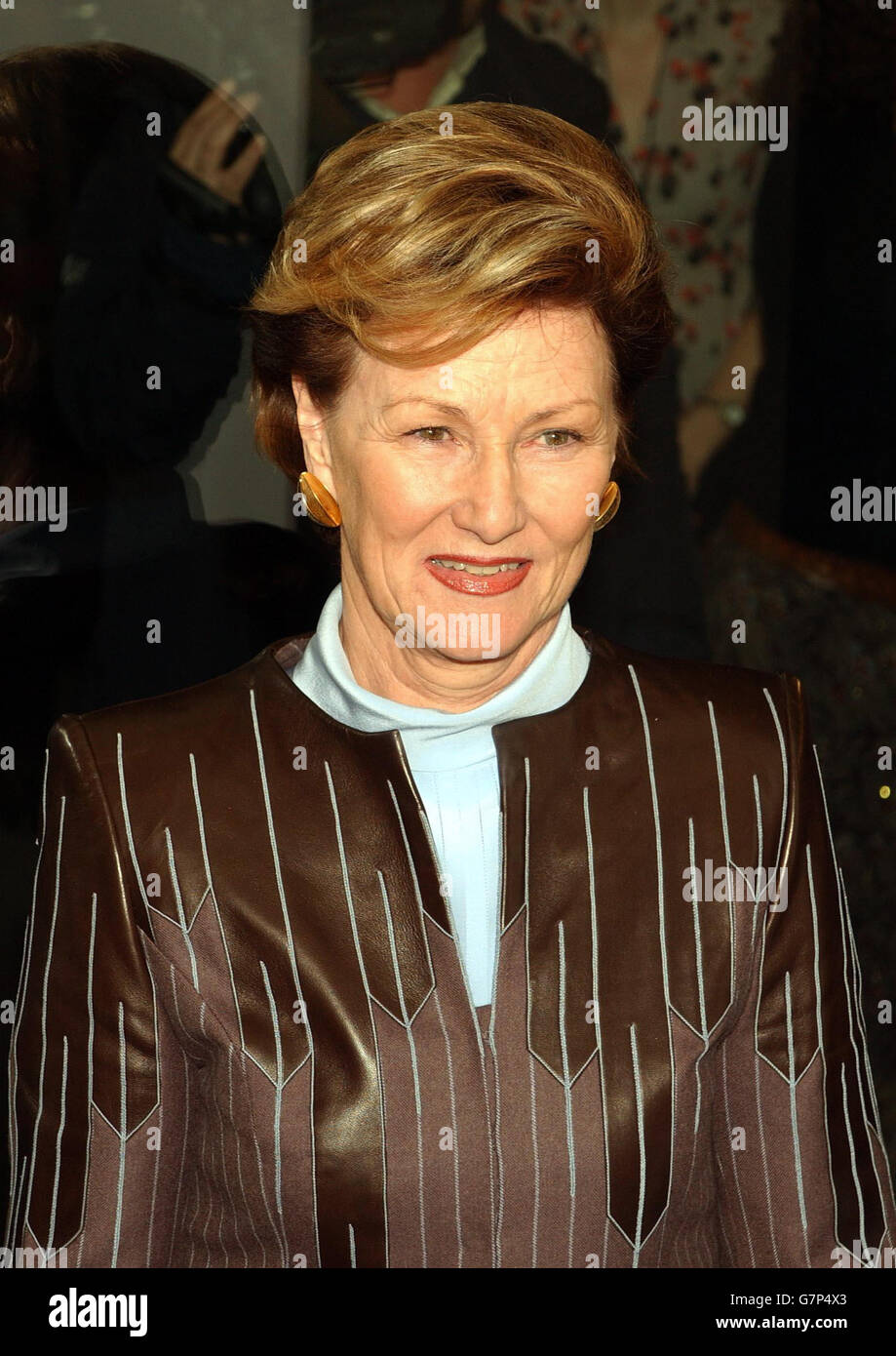 La regina Sonja di Norvegia si trova di fronte ad una mostra del vestito coronatio indossato dalla regina Maud di Norvegia nel 1906. Foto Stock