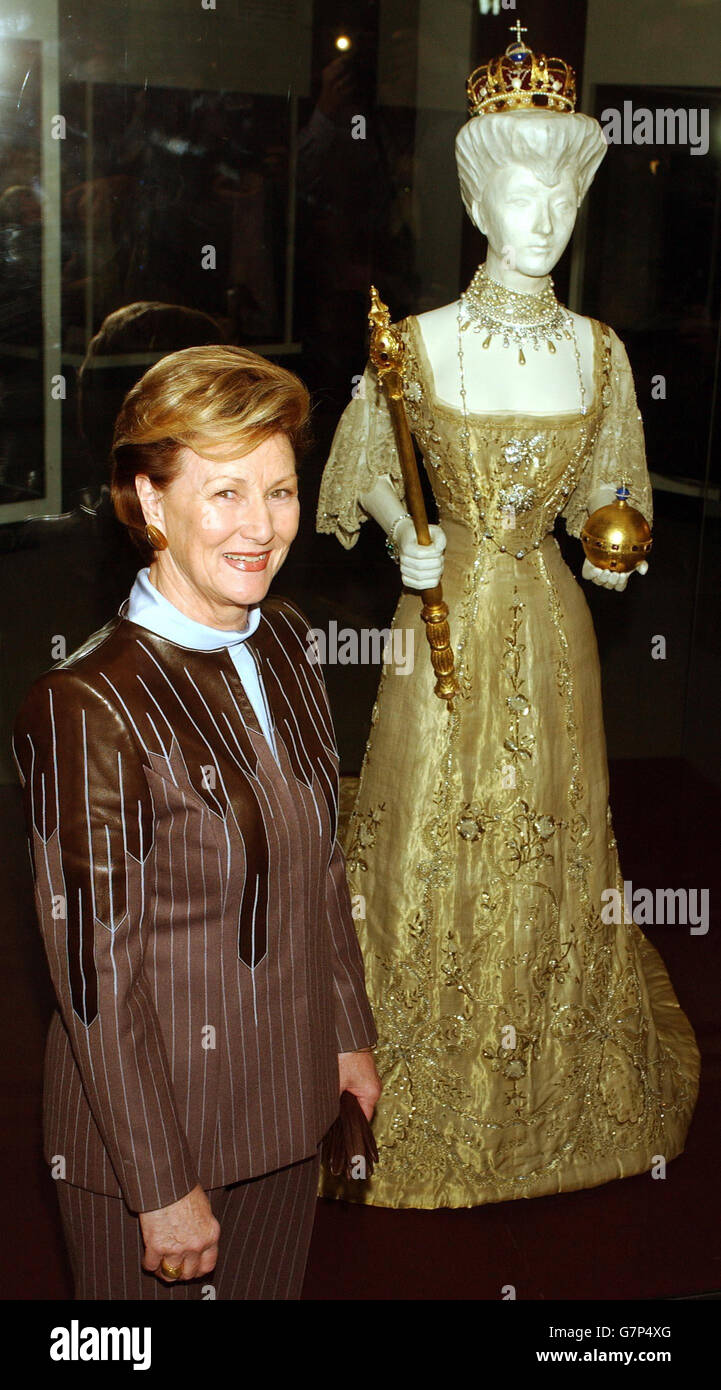 La regina Sonja di Norvegia si trova di fronte ad una mostra del vestito coronatio indossato dalla regina Maud di Norvegia nel 1906. Foto Stock