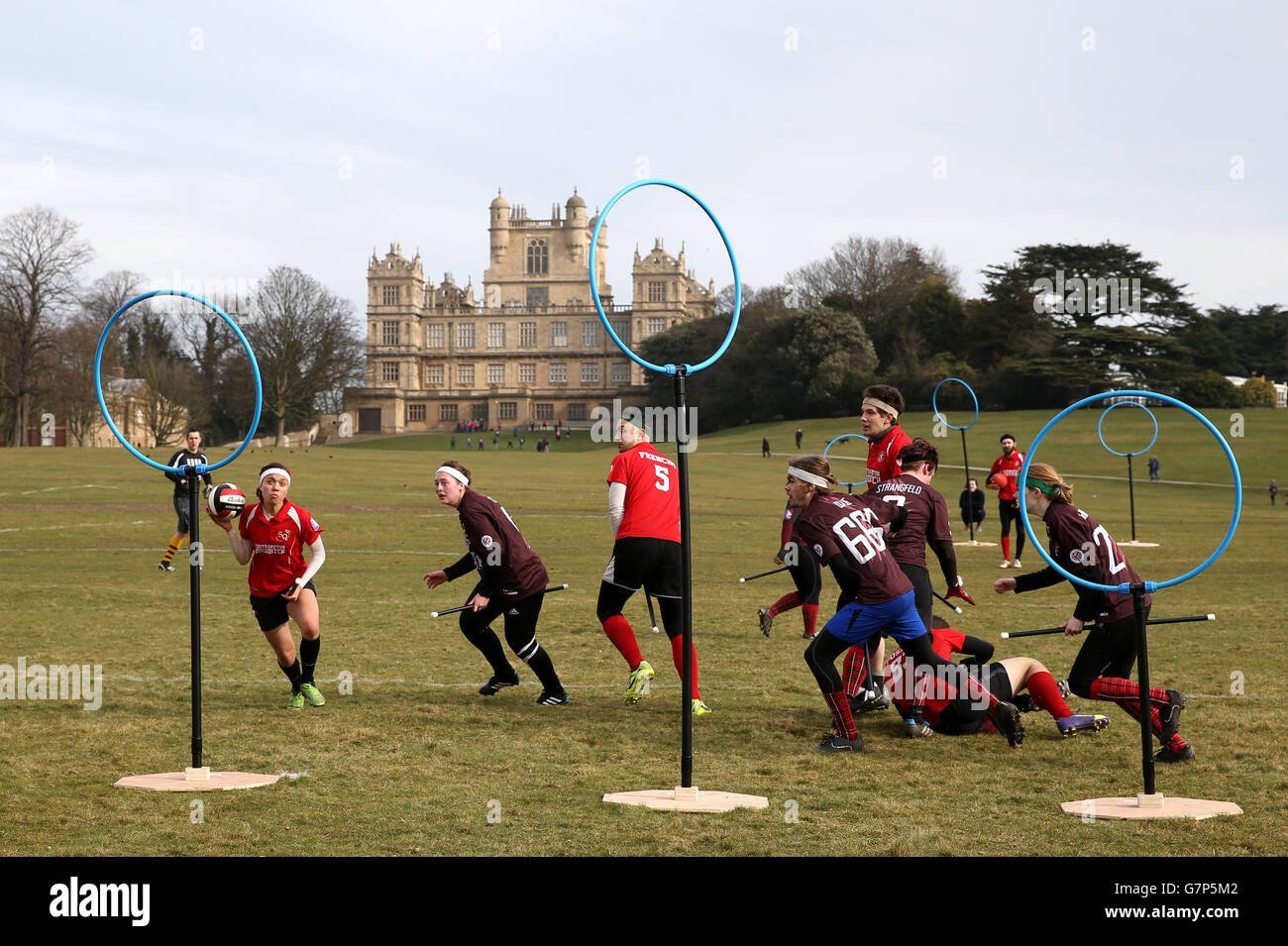 Combatti tra Southampton e Loughborough Longshots durante la UK Quidditch Cup a Wollaton Hall, Nottingham. PREMERE ASSOCIAZIONE. Data immagine: Sabato 7 marzo 2015. Il credito fotografico dovrebbe essere: Simon Cooper/PA Wire Foto Stock