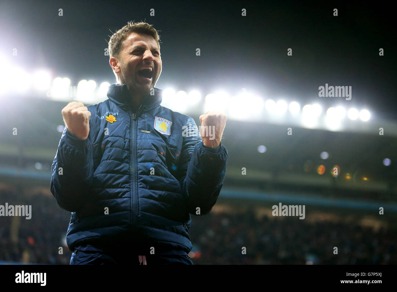 Tim Sherwood, manager di Aston Villa, celebra il suo secondo obiettivo il gioco sulla linea di contatto Foto Stock