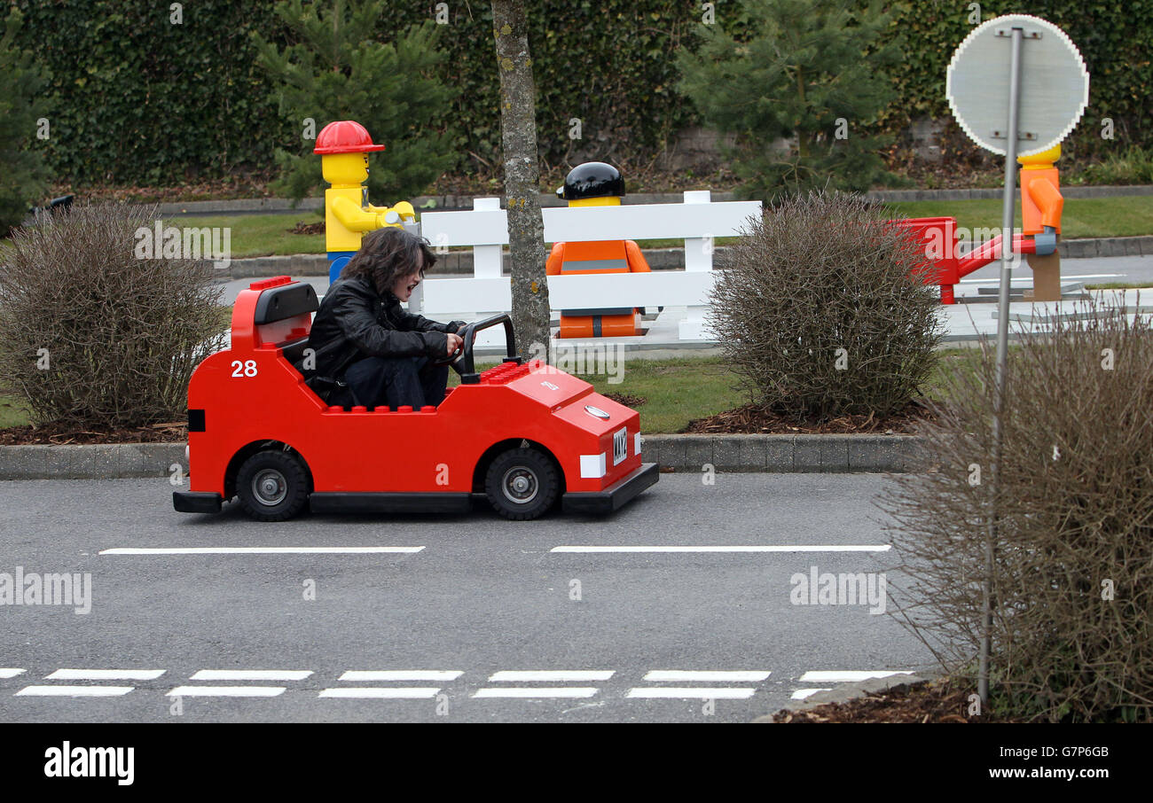 Versione in formato pinta del famoso presentatore Top Gear della TV Little May - Mackenzie Batey-Grey, 11 anni, E Little The Stig (al centro, a destra), condurre una prova su strada speciale al LEGOLAND Windsor Resort in Berkshire, questa settimana come il Resort riapre la sua famosa LEGO City Driving School per la stagione 2015. Foto Stock