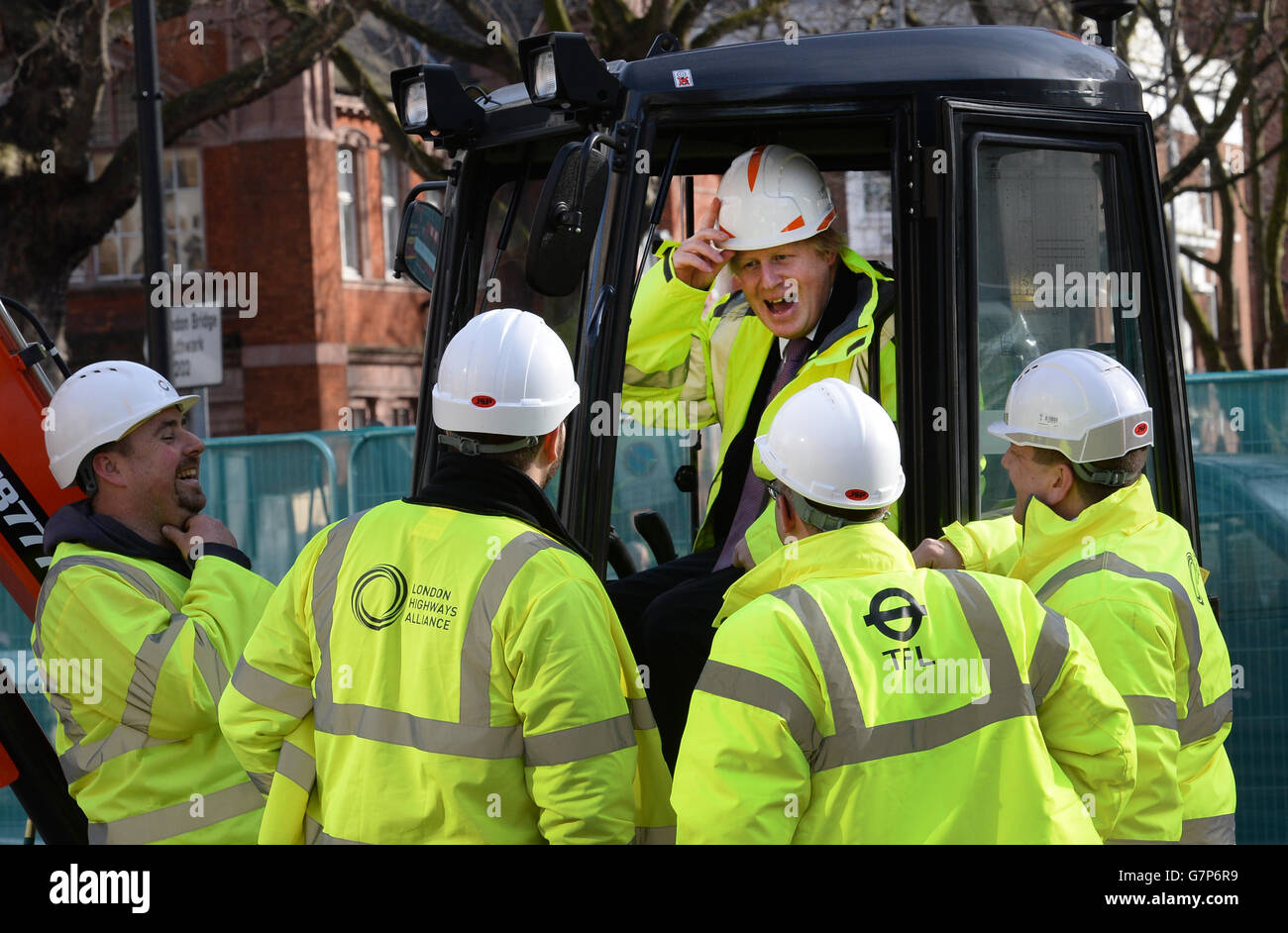 Sindaco di Londra Boris Johnson (centro) durante una visita al St George's Circus a Southwark, Londra, quando inizia la costruzione della nuova Superstrada ciclabile Nord-Sud. Foto Stock