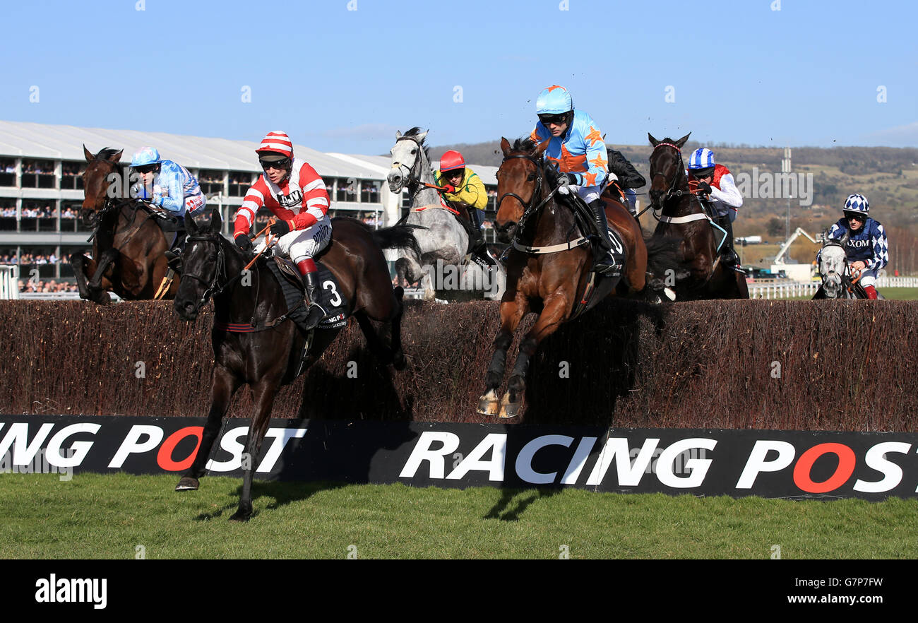 Un De Sceaux guidato da Ruby Walsh (a destra) salta la recinzione al primo giro sulla strada per vincere il Racing Post Arkle Challenge Trophy Chase, il Champion Day, durante il Cheltenham Festival all'ippodromo di Cheltenham. PREMERE ASSOCIAZIONE foto. Data immagine: Martedì 10 marzo 2015. Guarda la storia della PA DI CHELTENHAM. L'immagine di credito dovrebbe essere: Nick Potts / PA filo. Foto Stock