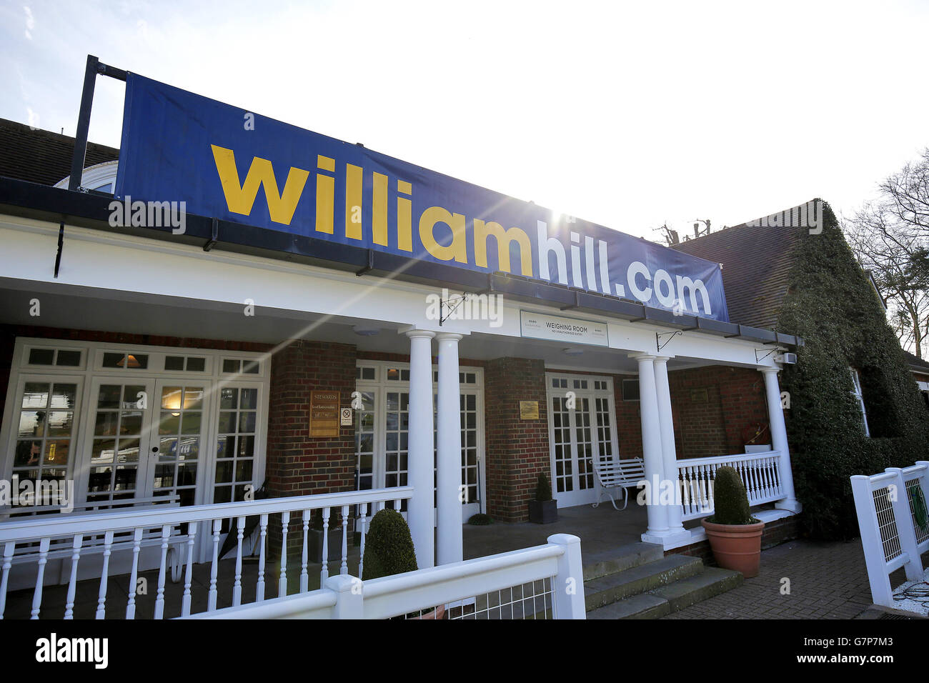 Corse ippiche - William Hill Imperial Cup Day - Ippodromo di Sandown. Segnaletica di William Hill intorno all'ippodromo di Sandown Park. Foto Stock