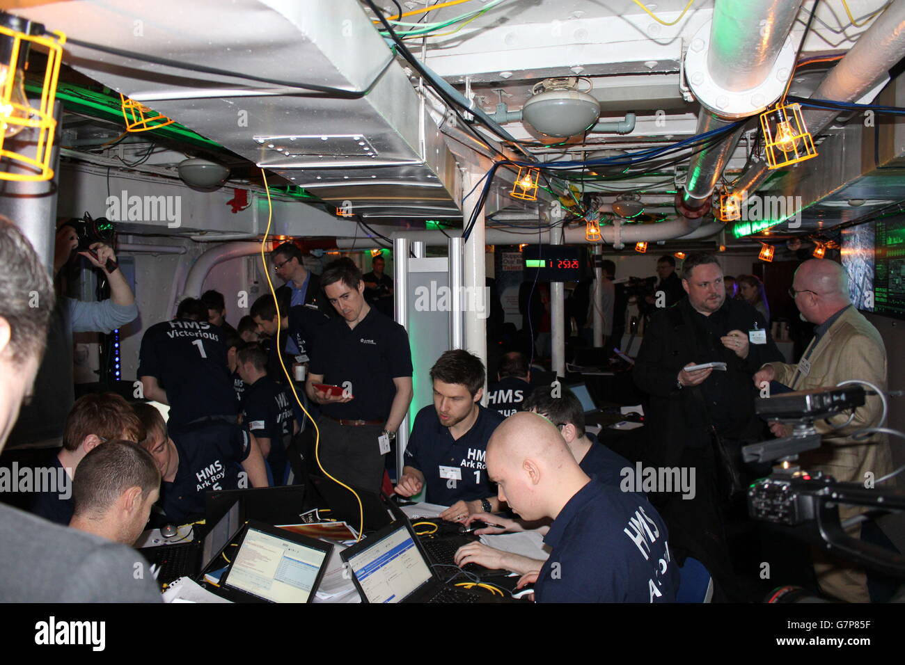 I candidati partecipano alla finale della Cyber Security Challenge, che si svolge a bordo dell'HMS Belfast a Londra. Foto Stock