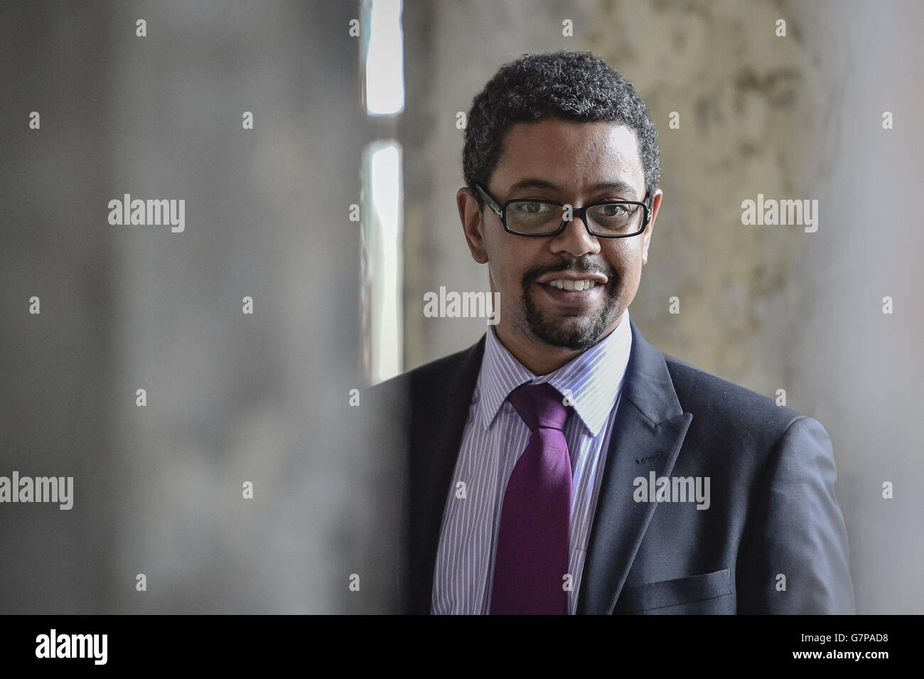 Il vice ministro della Sanità gallese, Vaughan Gething, ha raffigurato durante un esercizio di formazione in tensione multi-agenzia vicino a Newport in Galles. Foto Stock