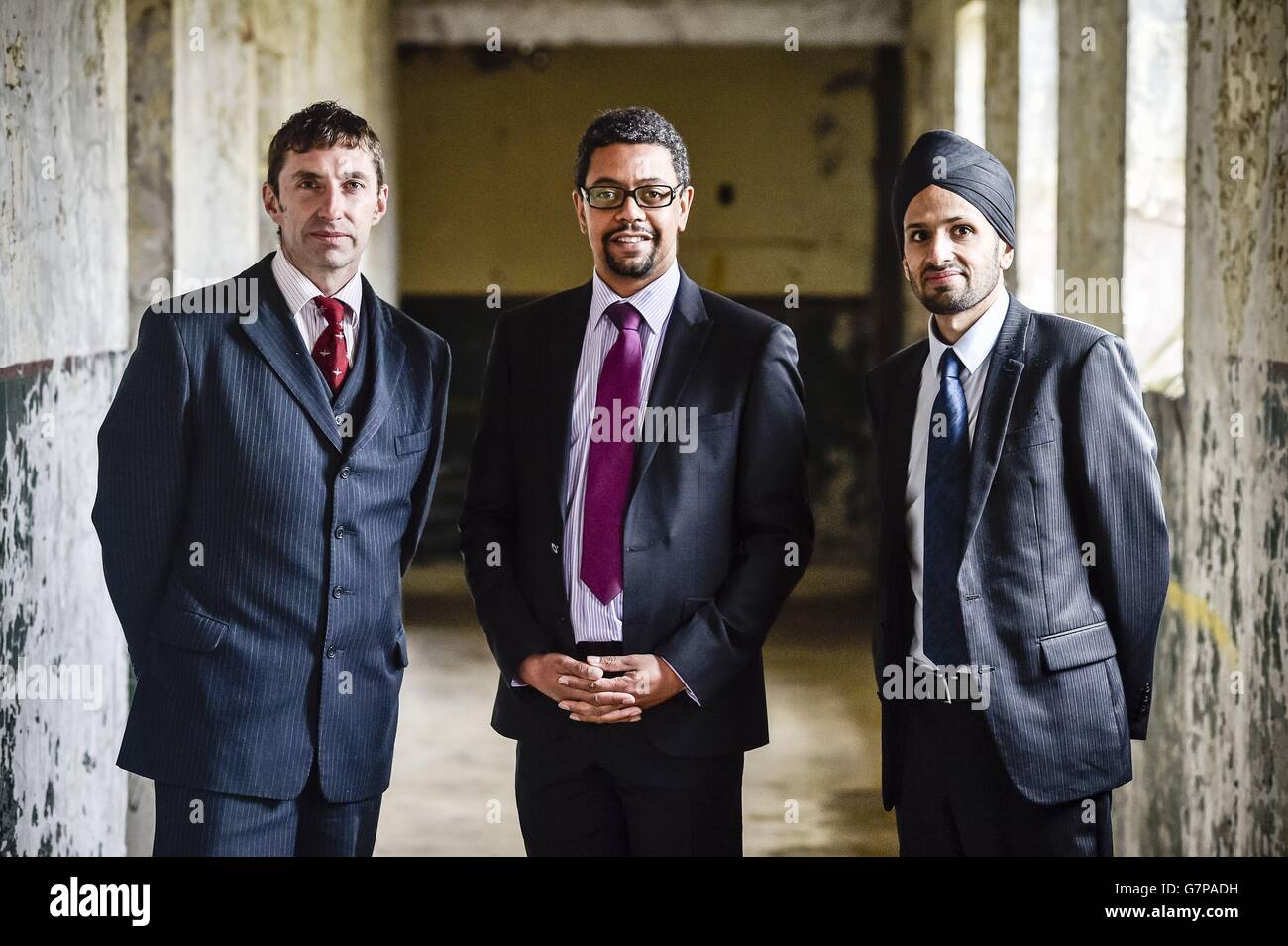 Il Vice Ministro della Sanità del Galles, Vaughan Gething (centro), il Dr. Rhys Thomas (sinistra) e il Dr. Dindi Gill (destra) durante una pausa in un esercizio di formazione dal vivo multi-agenzia vicino a Newport in Galles. Foto Stock