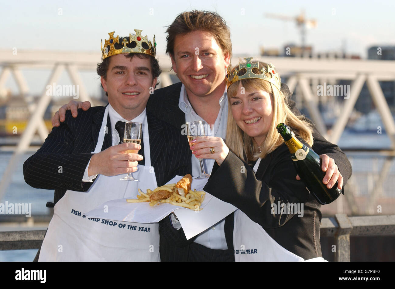 Il celebre chef James Martin (al centro) con Greg e Caroline Howard, i proprietari di 'Our Plaice' a West Hagley nelle Midlands, che ha vinto il National Fish & chip Shop of the Year Award. Foto Stock Il celebre chef James Martin (al centro) con Greg e Caroline Howard, i proprietari di 'Our Plaice' a West Hagley nelle Midlands, che ha vinto il National Fish & chip Shop of the Year Award. Foto Stock