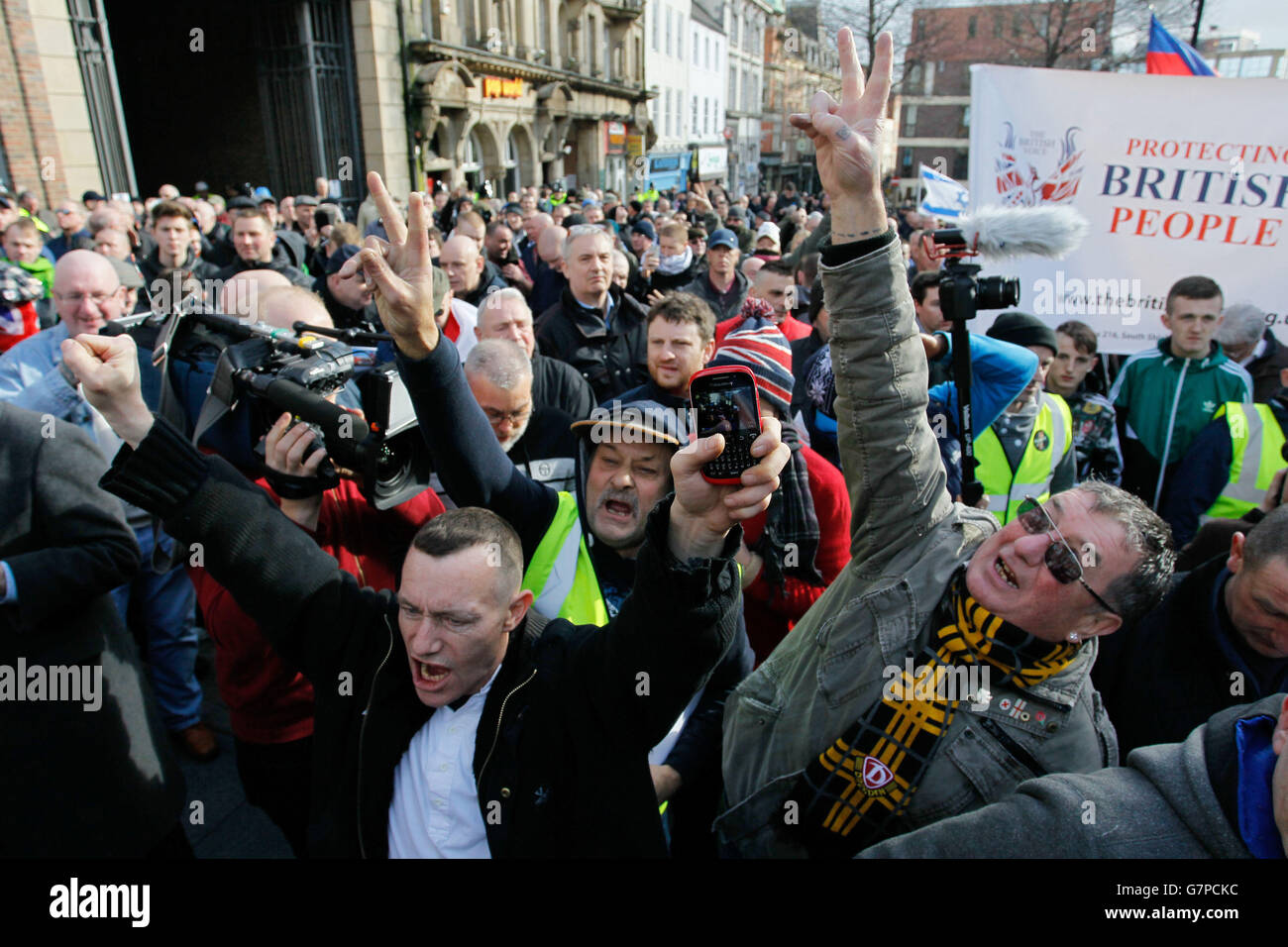 Manifestanti durante la prima manifestazione anti-Islam del Rally di Pegida nel centro di Newscastle. Foto Stock