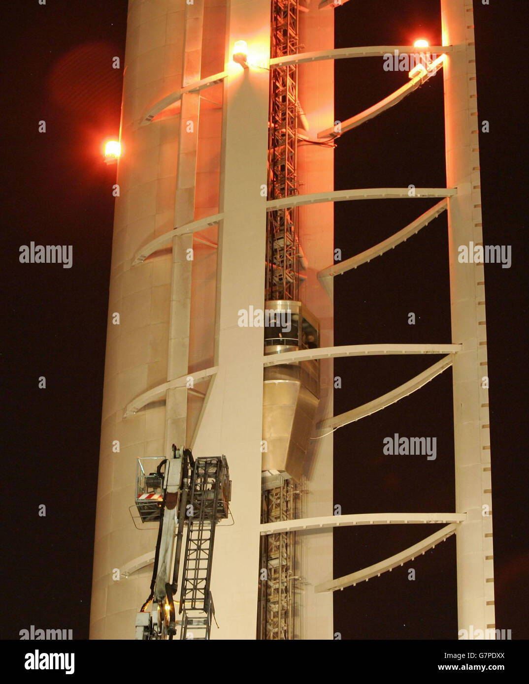 L'ascensore della Glasgow Science Tower, in Scozia, dove dieci persone sono rimaste intrappolate a metà della torre rotante di 340 metri dalle ore 15:40. Si ritiene che uno dei cavi di sollevamento si sia spezzato, attivando l'impianto frenante di emergenza. Gli equipaggi antincendio hanno ora salvato quattro bambini, cinque adulti e un membro del personale dall'ascensore, utilizzando una piattaforma idraulica. Foto Stock