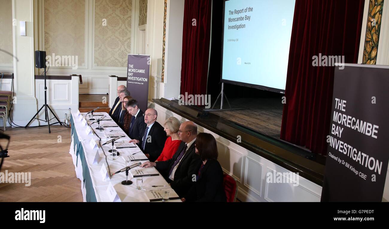 Dr Bill Kirkup (quarta destra) Presidente della Morecambe Bay Investigation fornisce i suoi risultati sulle indagini in una conferenza stampa al Cumbria Grand Hotel, Grange Over Sands, Cumbria. Foto Stock