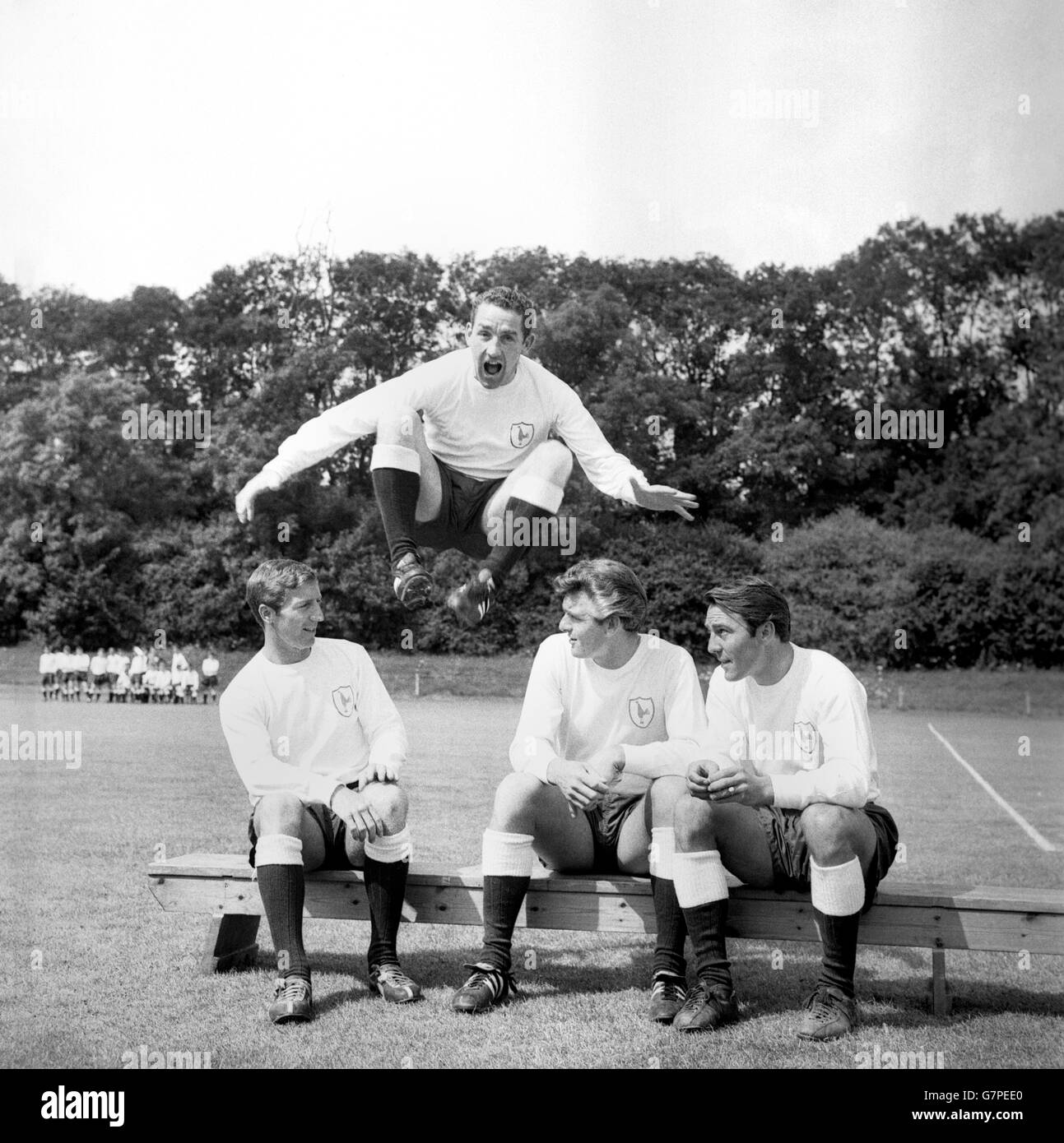 Dave Mackay di Tottenham Hotspur salta sui suoi compagni di squadra (l-r) Cliff Jones, Ron Henry e Jimmy Greaves, durante una sessione di allenamento pre-stagionale a Cheshunt, Hertfordshire. Foto Stock